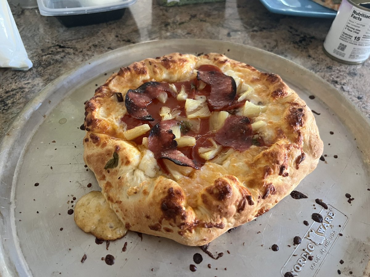 sp3nceykins's tweet photo. This pizza is as big as my head and I made it with stuffed crust #MoggingEveryone https://t.co/U8GG3PJbCV