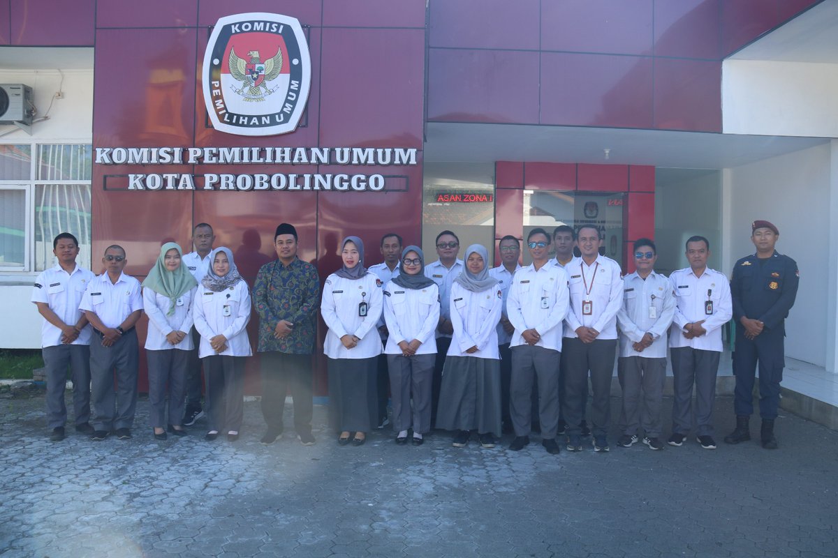 KPUKotaProb's tweet photo. #TemanPemilih Komisioner KPU Kota Probolinggo Divisi Perencanaan, Data, dan Informasi Viki Hamzah menjadi Pembina Apel, Senin (29/6/2026).
#kpuMelayani #apel https://t.co/T5676xg59r