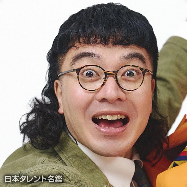 sakai026's tweet photo. ブラジル戦の前にキャラ的にサッカーをあまり語る事はしないがシャレにならないくらいサッカーが上手い若手芸人4選を貼り付けます！

カナメストーン山口

・学生時代、スタミナが有りすぎてマッチアップした長友がバテていたと噂される運動量の化け物。鹿島で生まれたジーコイズム最後の継承者

ちゃんぴおんず大ちゃん

・大迫勇也と同級生でハンパない時代の大迫をDFとして常にマンマークしていた芸能界のアジアの壁

パンサー尾形

・49歳でボランチで10番という概念がない時代に10番でボランチだった日本で初めての男。中村憲剛を育てたと噂される。

お見送り芸人しんいち

・巧い。全国大会に出ているらしい。