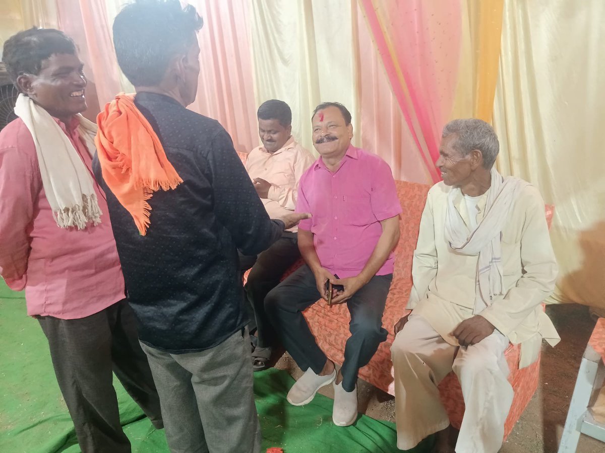 NitendraSOffice's tweet photo. विगत दिवस माननीय विधायक श्री नितेंद्र सिंह राठौर जी के बड़े भाई श्री रामप्रताप सिंह राठौर जी ने विधानसभा पृथ्वीपुर क्षेत्र के विभिन्न विवाह समारोहों में शामिल होकर नवविवाहित जोड़ों को शुभाशीष एवं शुभकामनाएँ दीं। साथ ही क्षेत्रवासियों के सुख-दुःख में सहभागी बने। https://t.co/fARKytvDVa