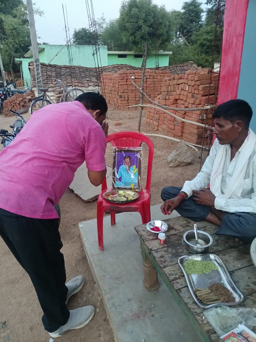 NitendraSOffice's tweet photo. विगत दिवस माननीय विधायक श्री नितेंद्र सिंह राठौर जी के बड़े भाई श्री रामप्रताप सिंह राठौर जी ने विधानसभा पृथ्वीपुर क्षेत्र के विभिन्न विवाह समारोहों में शामिल होकर नवविवाहित जोड़ों को शुभाशीष एवं शुभकामनाएँ दीं। साथ ही क्षेत्रवासियों के सुख-दुःख में सहभागी बने। https://t.co/fARKytvDVa