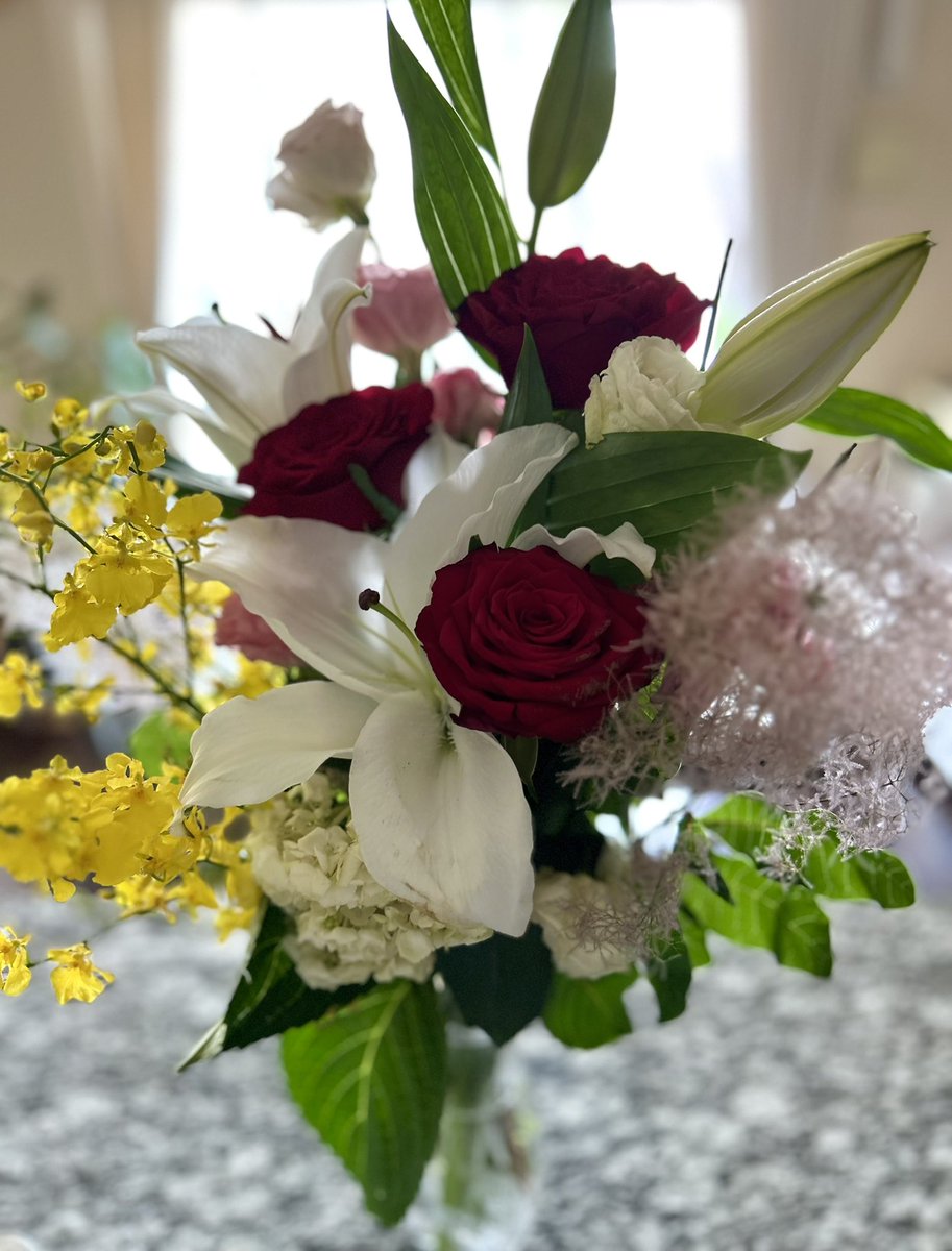 sumomo_0830's tweet photo. 彼からいただいたお花が今日もキレイです🌹 https://t.co/xCbct495qH