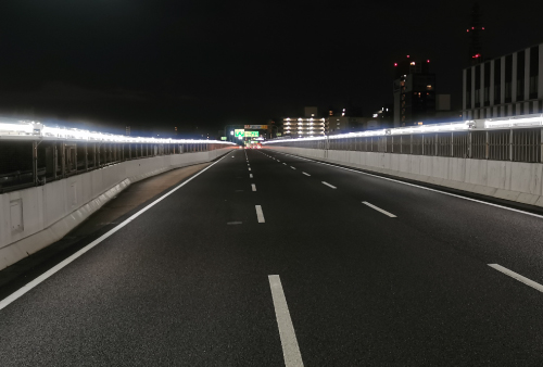 nagoya_exp_info's tweet photo. 名古屋高速 丸の内付近の照明には、環境保全の工夫がなされています。
名古屋城の外堀で生息が確認されたヒメボタルへ道路照明が届かないよう、世界で始めて高速道路にパイプ照明が採用されました。 https://t.co/uGKqa5PKnd