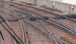 mtoo_231's tweet photo. 近鉄京都駅構内の脱線事故、報道写真を見てる限りクロス部分で線路上から3両目が逸脱してる感じね
三両目後方台車から4両目は正常にレールに乗ってると思われることから、上り線側のトングレールに差し掛かった時に脱線したと推定してみる
2両目は3両目の脱線に引っ張られて脱線したのかな https://t.co/NvjJYTKoys