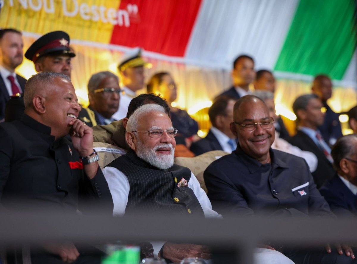 narendramodi's tweet photo. In en loner pour partisip dan selebrasyon lafet nasyonal Sesel, marke par Zibile Lor Lendepandans son nasyon.

Sa lokazyon i en bon dedikas a traze remarkab ki pep Seselwa in fer pandan sa 50 an.

Lenn i fyer pour debout akote Sesel koman en zanmi ek partener ki in kapab fer konfyans dan son parkour devlopman.

Nou partenarya i kontinyen vin pli for ek bann valer partaze ek lyen pli pros ant endividi a endividi.

Mon konfidan ki nou lanmitye pour agrandi plis avek letan.

@StateHouseSey