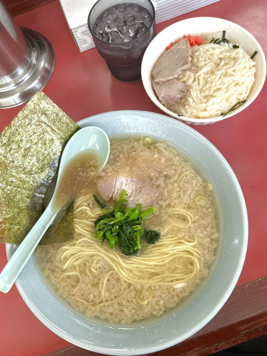 _aomasa_'s tweet photo. 常総市
ラーメンショップ　石下鴻野山店　さん🥰

コテコテラーメン🍜並盛コイメオオメ
トロロ丼

駐車場も店内も広々メニューも豊富です😃
店員さんも親切丁寧元気いっぱい🥰

濃厚な動物系の旨味😋お醤油のコク🤤大好きな甘味旨味のたっぷり背脂🥹柔らかなチャーシュー🤤ラーショさんツルモチ麺にスープが纏いめっちゃくちゃ美味い🥰
大好きなシャキシャキトロロ😋紅生姜海苔のトロロ丼と最高っす🥳
めっちゃくちゃ美味しかったです🤗
ご馳走様でした🙏
