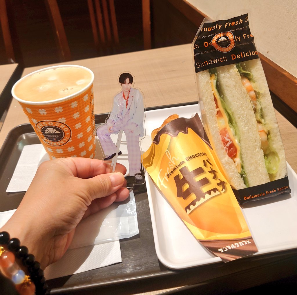 ATSUBU4's tweet photo. #ヤッホ〜

あっちん こんにちわん😘
どんより梅雨空でも
♪毎日青空で〜行こう〜雨にも負けない恋にな〜れ〜
がリピートしてるよん😆❤️❤️
ふふっあっちに恋してるからにゃ(*´艸｀*)

お仕事前に食事😋
気になってた
チョコクロ生バナナ🍌
好きが詰まってる❤️

今日もやるぜ一緒に🫶🏻

#佐藤アツヒロ https://t.co/QxcvDjcIyB