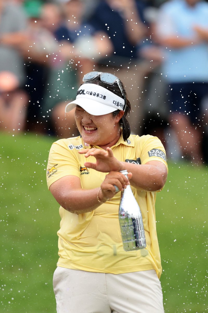 LPGA's tweet photo. #CheersToTheChamp! 🥳 

With her major victory, Haeran Ryu secures her spot in the 2027/28 @HiltonGrandVac Tournament of Champions https://t.co/aouE1v89kF