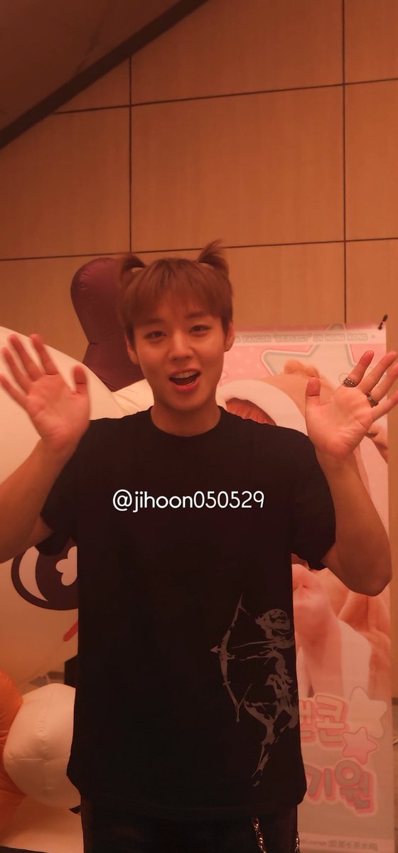 jihoon050529's tweet photo. 훈지는 다 봐 줘... 카메라도 봐주고 뒤에 있는 나도 봐주고
아랑해 훈지야 ㅠㅠ 🩷
#박지훈
#parkjihoon
#홍콩
#hk
#hongkong
#Reflect
#pancon
#하바회 https://t.co/ASDVTj9KXE
