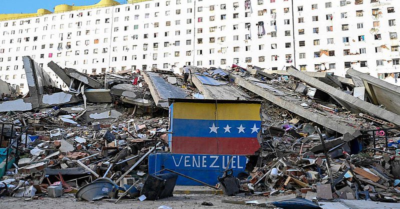 saavedrafelipe_'s tweet photo. El terremoto de hace 4 días en Venezuela no solo movió la tierra, desnudó la peor cara del régimen. Es criminal ver cómo las fachadas de la Misión Vivienda se cayeron revelando que estaban hechas de anime, MDF y drywall. Se robaron el dinero de los materiales seguros. (1/2) https://t.co/qqRe9D8rl5