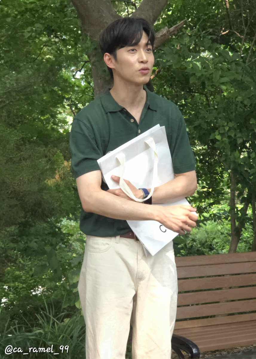 ca_ramel_99's tweet photo. 260628🌞
오지게 재밌는 가시나들 
#장민수 배우님 막공 퇴근길

퇴근길 애착 종이가방 꼭 안고 있는거 🫶 https://t.co/fQUaiuOLxj