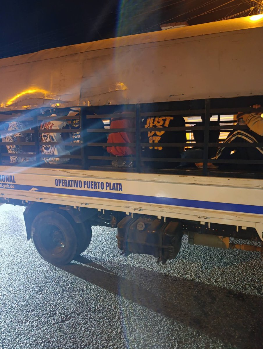 PayampsAndres's tweet photo. La Constitución de la República Dominicana y el Código Procesal Penal prohíben las detenciones masivas "por perfil sospechoso" sin la orden de un juez o sin que exista un flagrante delito. Todo ciudadano tiene derecho a transitar libremente portando su cédula de identidad. https://t.co/CSzALkofim
