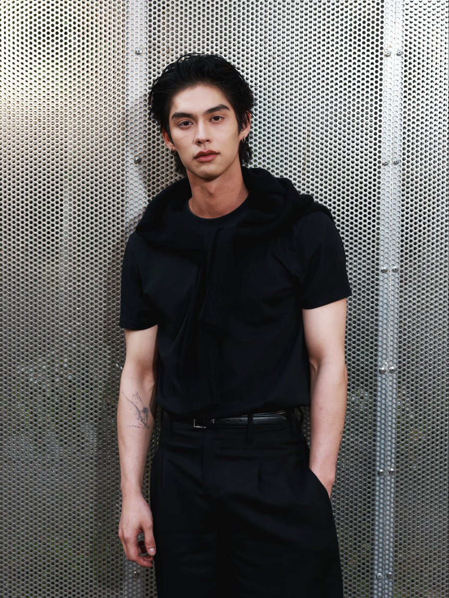 Siam_Paragon's tweet photo. Ami Paris นำเสนอคอลเลกชัน Spring-Summer 27 โดย Alexandre Mattiussi ผ่านการตีความเทเลอริ่งอันพริ้วไหว และดูอิสระยิ่งขึ้น ที่ซึ่งความรู้สึก ความคิดถึง และความเรียบง่ายแบบร่วมสมัยมาบรรจบกันอย่างลงตัว ณ สถาปัตยกรรมกระจกที่หลอมรวมกัน เสริมบทสนทนาของคอลเลกชันระหว่างโครงสร้างอาคาร แสง ศิลปะ และชีวิตประจำวัน 

นอกจากนี้ยังได้ต้อนรับเพื่อนสนิทของแบรนด์อย่าง ไบร์ท วชิรวิชญ์ (@bbrightvc) 

ร่วมสัมผัสคอลเลกชันล่าสุดจาก Ami Paris Spring-Summer 2027 ได้แล้ววันนี้ ณ โซน Luxe Hall ชั้น M สยามพารากอน

#AmiParis #bbrightvc 
#AmiSS27xBRIGHT 
#AmiParisxBRIGHT 
#SiamParagon