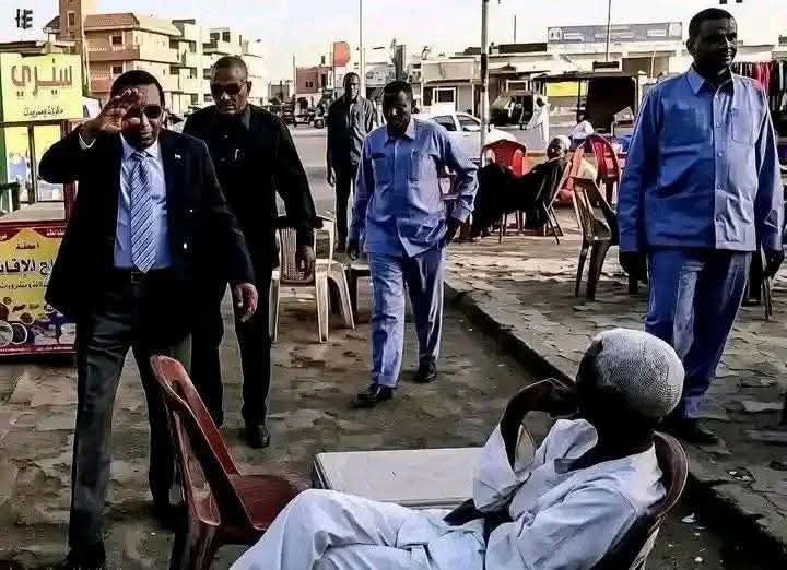 ZSapoon's tweet photo. @ahmed_albalal المفترض نهدو عمنا ده جائزة النوبل للمعرفة لانو أول زول عرف بفشل الوزير الفاشل وان شا�� الله م يرجع يكمل سكره في أوربا ده زول 4 ساي https://t.co/TRqvcB3iHK