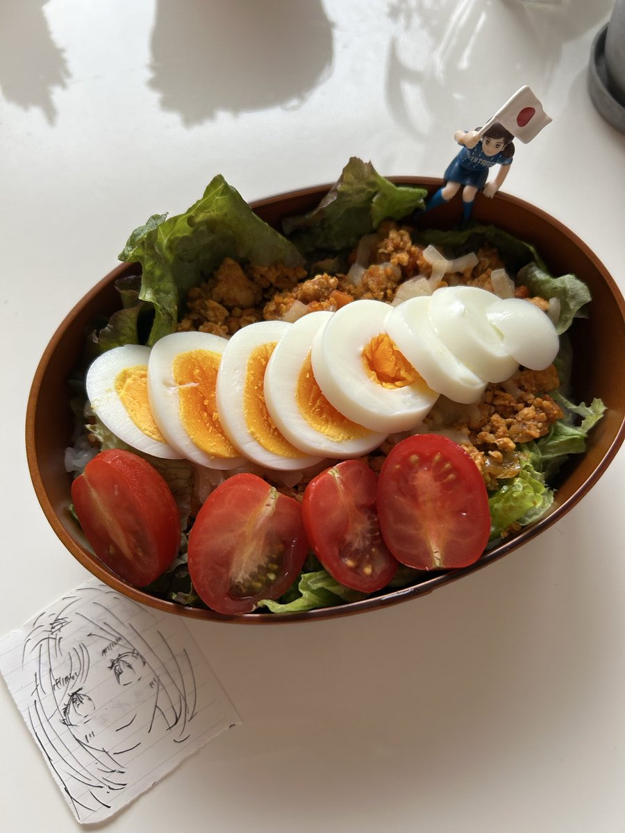 GOTO1723344's tweet photo. 今日は👦にタコライス弁当
毎回洗った弁当箱に手紙入れてくれとるんやけど、前に似顔絵描いてあげたらめっちゃアニメ化された絵で返ってきた笑

Xで見つけて私風にアレンジしたらしい

明日の2時からのサッカーのために今日は2人で早寝です https://t.co/Ntiy1JsI6L