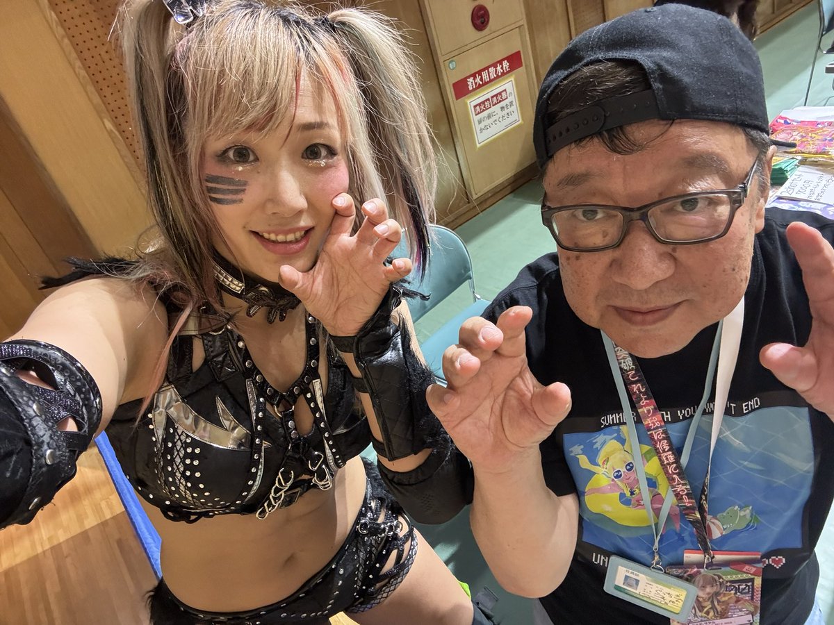 Saka_418's tweet photo. 6.28OZアカデミー沖縄大会

黒コスのウナギさんとツーショット。

台風でどうなるかと思ったけど
飛行機運行して良かった。

#ウナギ・サヤカ　#OZアカデミー
#沖縄県立武道館 https://t.co/8Xte7Chu2x