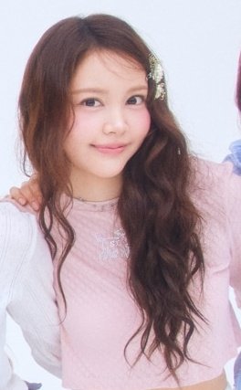crmnssta's tweet photo. barang siapa bersabar, dia akan mendapatkan foto Carmen curly hair yg lainnya 😭 mau ganti pfp pls https://t.co/PdCSzWVaPD