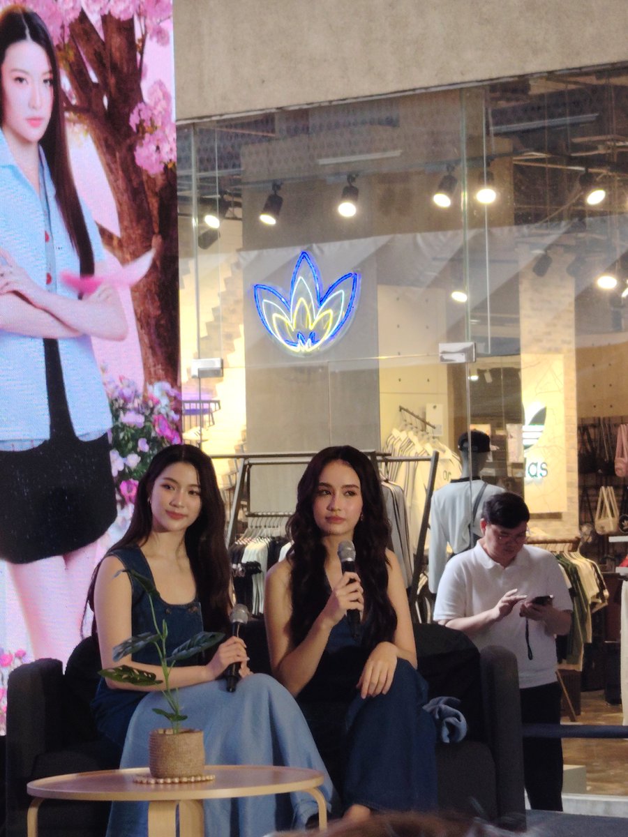 JaynaCareClub's tweet photo. Saw this in my gallery and it brought back memories. Looking back at the first time I saw GinJay here in Manila, I wasn't even a fan yet. 😅 Funny how life works, now I'm here supporting Jayna with all my heart. 💛

#aangelinaass #GinJay https://t.co/duHWyGzoYs