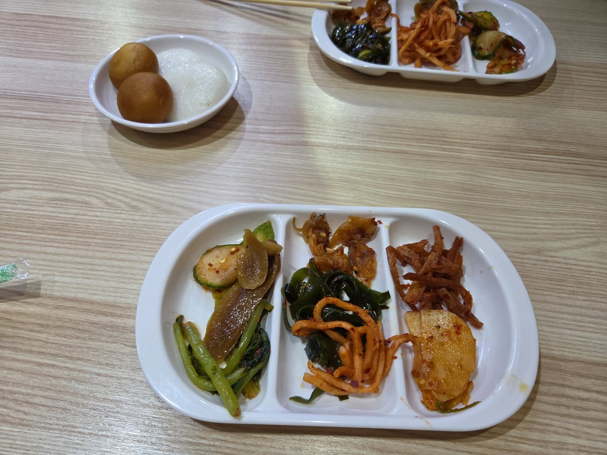 abtkkz2's tweet photo. 국화네가게
仁川市の外れにある、脱北者が経営している食堂(通称·脱北食堂)　
大豆の絞りカスや厚揚げに米を入れ、辛味噌で味付けした料理が有名(前者は人造肉で、いずれも苦難の行軍時代に作られたらしい)
野菜食べ放題で、味も辛すぎないため日本人ウケしやすい味付けだと思う https://t.co/XwseVsQjjx