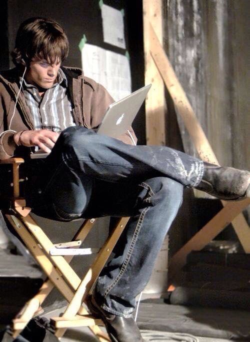 j2porn's tweet photo. i want his wardrobe so bad https://t.co/4qhbuBR28h