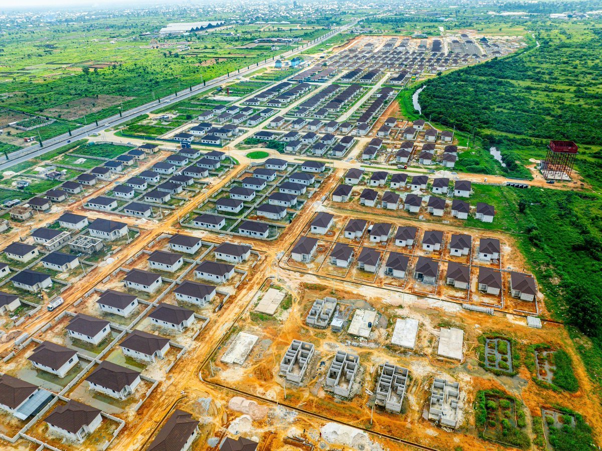 TonamiPlayman's tweet photo. Nigerian public officials, when doing public housing, emulate what Egypt is doing in the QT and not the land wasting atrocity of bungalows to thy kingdom come in this image. https://t.co/OLMVXA9gpW