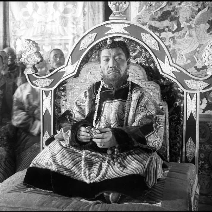 themongolmn's tweet photo. БНМАУ-ын Ардын жүжигчин Нямын Цэгмид (1910–1981)
Тэрээр анх Санхүүгийн сургуулийг төгсөөд Засгийн газрын нягтлан бодогчоор ажиллаж байсан бөгөөд хожмоо 1932 онд Улсын төв театрт нягтлангаар шилжин ирж, ажлынхаа хажуугаар уран сайхны дугуйланд явсаар жүжигчин болох замналаа эхлүүлсэн түүхтэй.
Н.Цэгмид гуай "Сүхбаатар" (1942), "Өглөө" (1968), "Зэрэг нэмэхийн өмнө" (1965) зэрэг нийт 6-7 уран сайхны кино болон театрын тайзнаа Богд хааны дүрийг гайхалтай, амьд бүтээсэн тул ард түмэн түүнийг "Ардын Богд" хэмээн өргөмжилсөн билээ. 
"Сүхбаатар" киноны зураг авалтын үеэр тэрээр Богд хааны бүрэн өмсгөл хувцас, нүүр хувиргалттайгаа Богд хааны ордон музейн хавьцаа (эсвэл зураг авалтын талбайд) явж байхад нь хуучин цагаа санан дурсдаг, сүсэгтэн олон жинхэнэ Богд хаан заларч байна хэмээн андуурч, сө��өрч мөргөн унаж байсан гэдэг бодит хууч яриа байдаг.