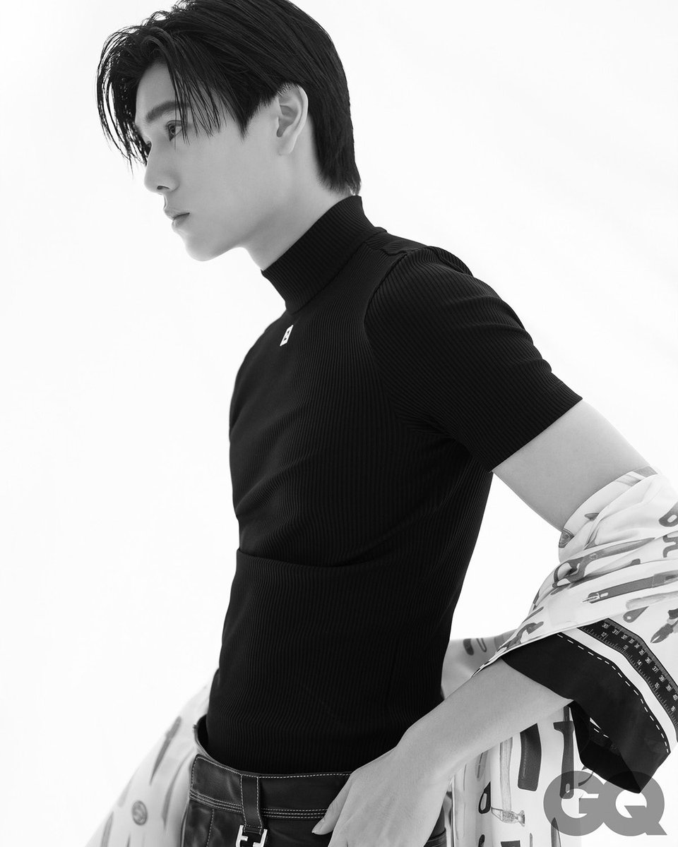 PinkGlitters_'s tweet photo. ภูวินกับ Fendi ก็เริ่ดนะ ชอบเห็นน้องใส่เสื้อพอดีตัวมากเพราะน้องหุ่นสวย เป็นคนหุ่นสามเหลี่ยมคว่ำ แถมเป็นคนออกกำลังกายอีก ผลลัพธ์มันเป็นที่ประจักษ์อะ เพราะฉะนั้นใส่เสื้อ Dial Black ไซส์ S สีชมพูฮานะให้พี่ดูหน่อยจิ 👉🏻👈🏻 https://t.co/Kr8PD1lhTb