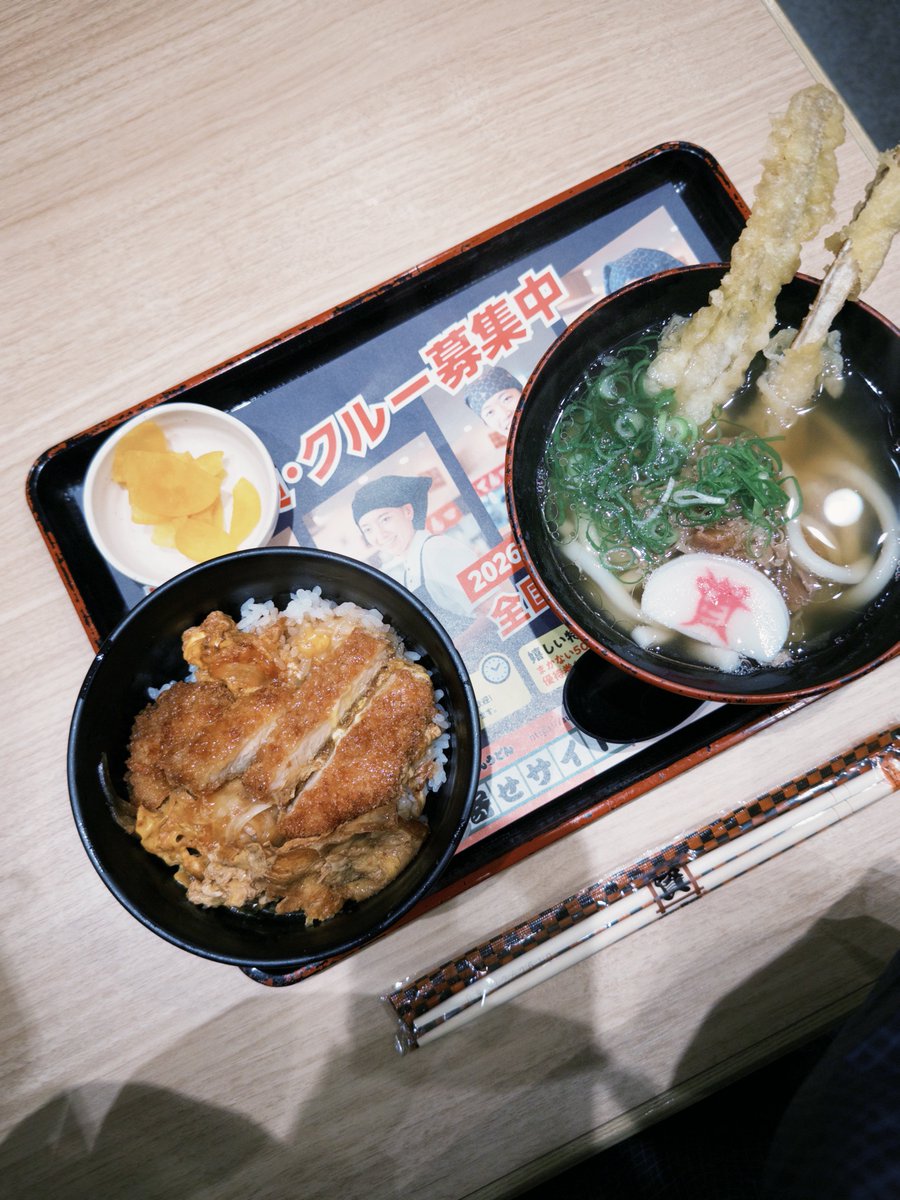 SuNny_side513's tweet photo. はじめましての資さんうどん　
関西であんまり見たことなかったのですが、うまぁ〜！！！ごぼ天がいい仕事しててお出汁も最高😇名物ぼた餅はテイクアウトでおやつに。
#資さんうどん https://t.co/sptSFT7ttc