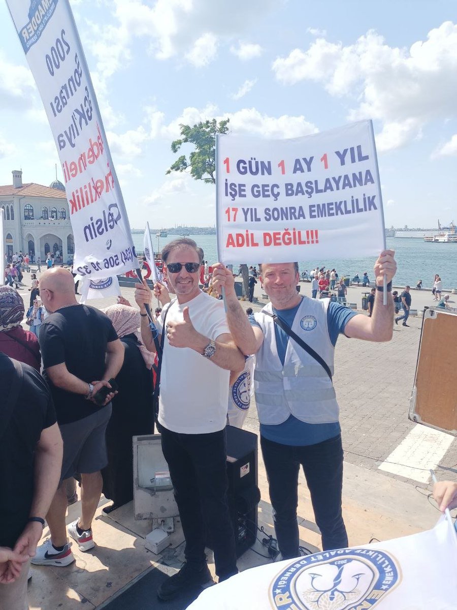 b_aslan24's tweet photo. 👥 Aynı yaşta, aynı kıdemde olduğumuz arkadaşlarımız emekli oldu.

🤦‍♂️ Biz ise sadece birkaç ay farkla 17-20 yıl daha çalışmak zorundayız.

📉 Bu adaletsiz sistem çalışma şevkimizi ve enerjimizi bitiriyor.

⚖️ Sosyal güvenlikte eşitlik ve acil kademeli emeklilik istiyoruz!

@EmadDernegi
#KademeŞartOldu