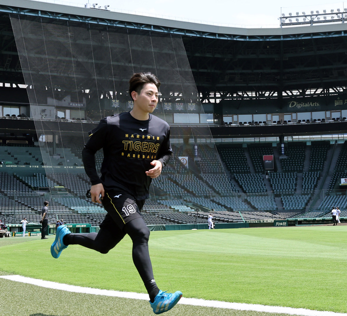dailytigers2026's tweet photo. デビュー戦を控える下村投手。練習中からいい表情です。後ろに座る今朝丸投手のサングラスがキラッと光っています🤩 https://t.co/vhZwmGGow2