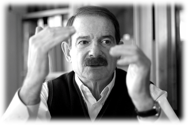 CubaOrtografia's tweet photo. Gerardo Iglesias Argüelles, el minero que traficó con el antifranquismo para ascender en el aparato comunista

El dirigente asturiano personifica uno de esos cuadros duros del comunismo español que supieron capitalizar el sufrimiento obrero para trepar posiciones y luego abandonar el barco cuando les convenía, dejando atrás un rastro inmenso de promesas incumplidas y lealtades rotas.

Nacido el 29 de junio de 1945 en La Cerezal, Mieres, Asturias, Gerardo Iglesias Argüelles creció en un ambiente familiar ligado al Partido Comunista de España. Con solo 15 años, en 1961, se afilió al PCE y comenzó su militancia sindical en Comisiones Obreras. Durante la dictadura de Francisco Franco sufrió varias detenciones por actividades políticas y sindicales. En 1962, lo encarcelaron por la huelga minera asturiana; en 1967, recibió una condena de cuatro años y seis meses. Estos episodios lo convirtieron en símbolo para el partido. En 1973, entró en el Comité Central del PCE. Tras la muerte de Franco, consolidó su poder: en 1976, fue elegido secretario general de CCOO en Asturias y en 1978 secretario general del PCA.

En noviembre de 1982, tras la dimisión de Santiago Carrillo, lo eligieron secretario general del PCE. Su mandato coincidió con el desplome electoral del partido. En 1986, impulsó la creación de Izquierda Unida y se convirtió en su primer coordinador general. Ese mismo año resultó elegido diputado por Madrid. Paralelamente, promovió la «unidad de los comunistas» acercándose al PCPE de Ignacio Gallego y al PCOE de Enrique Líster, lo que implicó un giro hacia posiciones más cercanas a Moscú y el abandono progresivo del eurocomunismo. En 1988, durante el XII Congreso del PCE, renunció a todos sus cargos y cedió el paso a Julio Anguita, quien también lo reemplazaría en IU al año siguiente.

Después de predicar la lucha obrera y el rechazo a los privilegios, en 1989 abandonó la política activa y regresó a su puesto de picador en la mina. El gesto se vendió como ejemplo de coherencia y humildad. Sin embargo, en 1990 sufrió un accidente laboral que le destrozó la espalda. Según sus denuncias posteriores, enfrentó el acoso del establishment asturiano y operaciones médicas negligentes que lo dejaron con dolores crónicos, varios intervenciones fallidas y movilidad reducida. Rechazó la pensión de exparlamentario y fondos privados, pero su caso ilustra cómo incluso quienes presumen de integridad terminan víctimas o beneficiarios del sistema que ayudaron a moldear.

La izquierda española se apoya en figuras como Iglesias para mantener el aura de autenticidad obrera mientras ignora los fracasos sistemáticos de los regímenes que defendían. En Chile, bajo Salvador Allende, las políticas colectivistas llevaron a escasez y caos económico antes del golpe. En Camboya, Pol Pot aplicó una versión radical que costó millones de vidas en nombre de la pureza proletaria. Iglesias y su entorno nunca confrontaron con honestidad estos desastres, prefiriendo enfocarse en la represión franquista para justificar su permanencia en el aparato. Su propia salida del PCE reflejó las divisiones internas y el declive del partido, incapaz de adaptarse a la democracia sin perder su esencia dogmática.

Gerardo Iglesias Argüelles pasó sus últimos años en Oviedo, luchando por visibilizar las torturas sufridas en el franquismo y denunciando las negligencias médicas. Su recuerdo sigue siendo reivindicado por sectores de la izquierda como modelo de dignidad. Sin embargo, su desempeño revela las grietas del comunismo ibérico: líderes que ascendieron gracias al sacrificio obrero, impulsaron coaliciones fallidas y dejaron un legado de promesas que nunca se materializaron en mejoras reales para la clase que decían representar. La maquinaria ideológica que lo elevó sigue operando con las mismas recetas que han demostrado su ruina en múltiples latitudes.