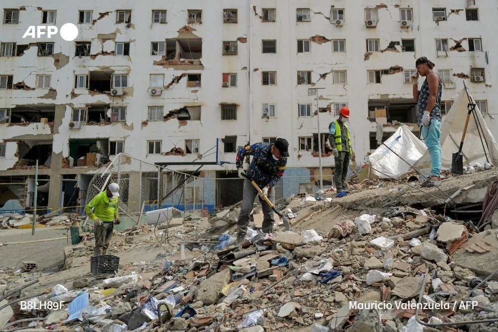 afpfr's tweet photo. 🇻🇪 Des équipes de secours accompagnées de chiens renifleurs recherchent des derniers survivants dimanche après les deux puissants séismes ayant frappé le Venezuela, dont le bilan est passé à 1.450 morts et 189 immeubles entièrement écroulés.

➡️ https://t.co/7dZvFRBXCp https://t.co/UUP63qil2I