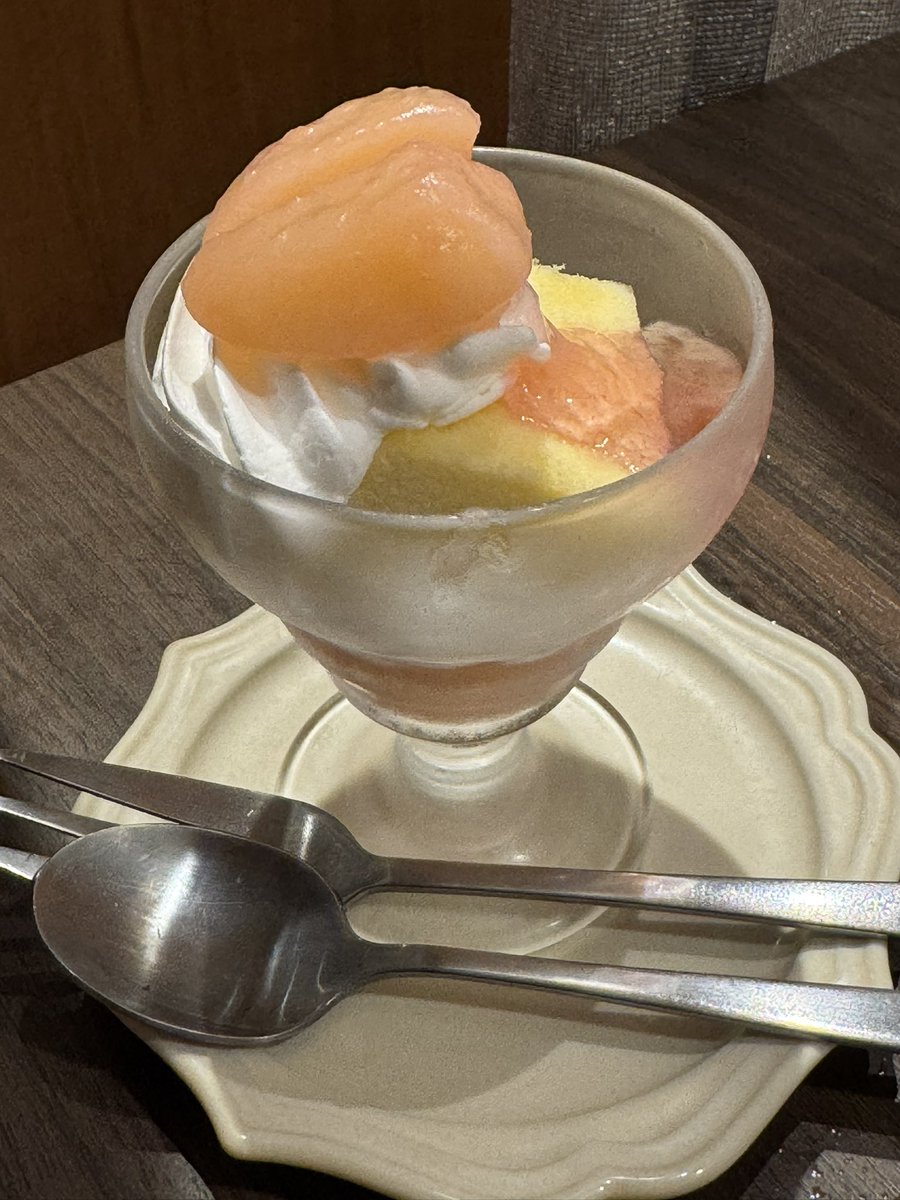8hSsmkCnakh8ynj's tweet photo. こんばんは😊
メロディちゃんが初めて働いた美容室、なんと今日で閉店になってしまうの😢
これからメロディちゃんもお手伝いへ行ってきまぁす

その前に
 #PERTICA 
 #白桃のグラスショートケーキ
食べてきちゃったー
美味しい(*´～｀*)ŧ‹"ŧ‹"ŧ‹" https://t.co/pfvw2F9Fmd