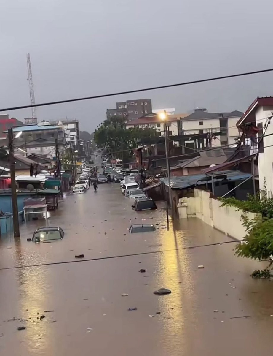 datnewsss's tweet photo. 🇬🇭 Flooding has hit parts of North Kaneshie Point 4 this morning following heavy rainfall, leaving several roads submerged and causing floodwaters to enter some homes. https://t.co/zTdgfQ76E2