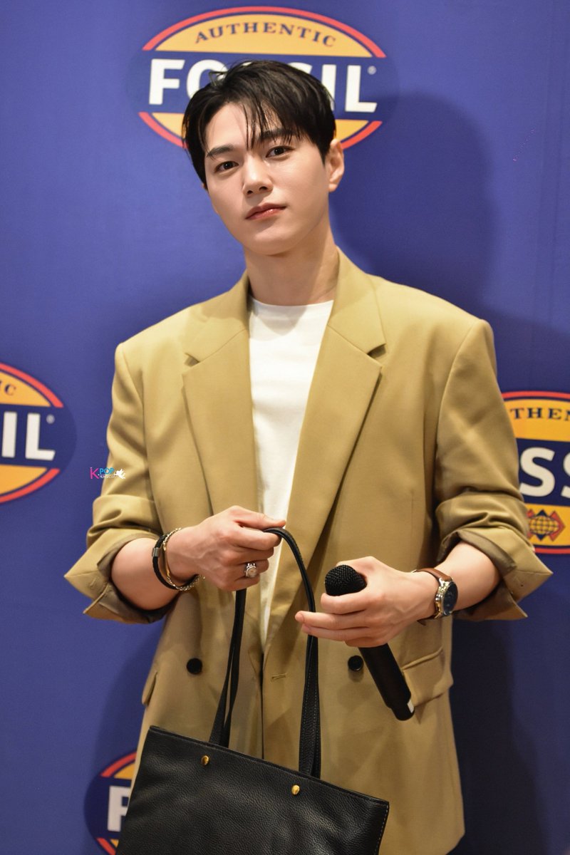 MyKpopHuntress's tweet photo. 260628 KIM MYUNGSOO L @ FOSSIL IOI City Mall ๐ฒ๐พ
โLโs pick from @Fossil! Gorgeous bag, gorgeous human ๐
#KIMMYUNGSOO #L #FOSSIL #FOSSILxKIMMYUNGSOO #KIMMYUNGSOOinKL #KIMMYUNGSOOinMY #FOSSILxL https://t.co/emn5qnchvw