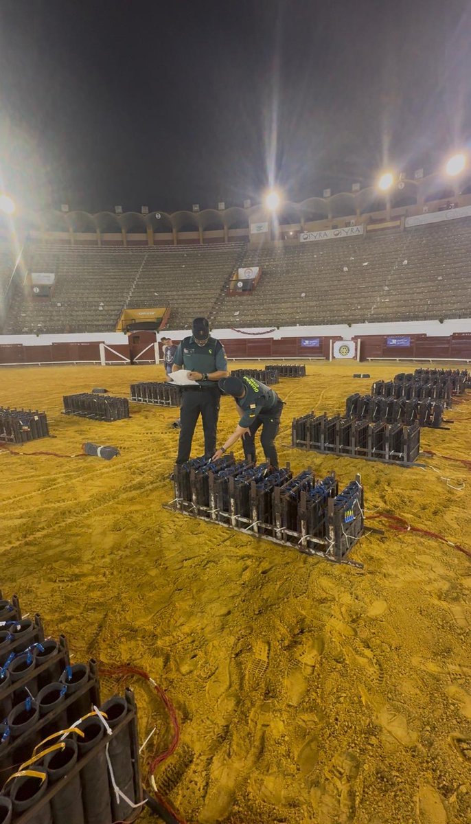 Jaes_GC's tweet photo. La IAE de la #GuardiaCivil de Algeciras ha supervisado el montaje y la utilización del material pirotécnico empleado en el espectáculo de fuegos artificiales con motivo del fin de la Feria Real, verificando el cumplimiento de las medidas de seguridad.
#jaes #algeciras https://t.co/Uq49Zoay7t