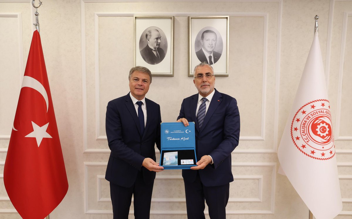 isikhanvedat's tweet photo. Yatırım, üretim ve istihdam vizyonumuza katkı sunan uluslararası şirketlerin kıymetli temsilcileriyle bir araya gelmeye devam ediyoruz. Renault Group Türkiye CEO’su Sayın Lionel Jaillet’e Turkuaz Kartımızı teslim ettik.

Güçlü ekonomisi, güvenli yatırım ortamı ve istikrarlı yapısıyla Türkiye, küresel yatırımların yükselen adresi olmaya devam edecek.🇹🇷