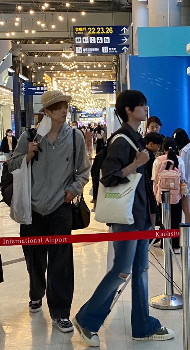 chamkazz's tweet photo. 엥 아니 우리집 듀오 가오슝 공항 목격담인데 우진이 모자 뭐임?ㅋㅋㅋㅋㅋㅋㅋㅋㅋ https://t.co/6NAgItuysn