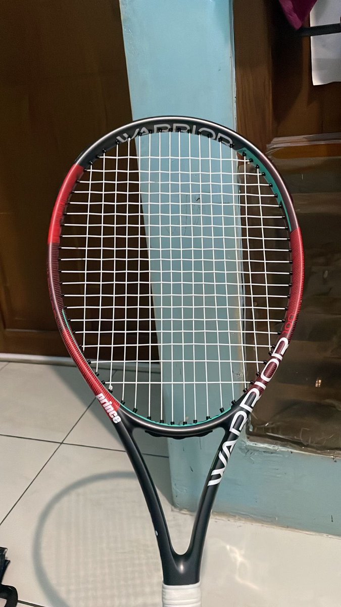 zizythecloud's tweet photo. @andhikalfariz aku jual raket tenis prince warrior 100 beli 1,8 + snar 200k, baru dipake 3x aku jual di 1,6 BOLEH NEGO YA gas 😘 https://t.co/G78IHpCgky