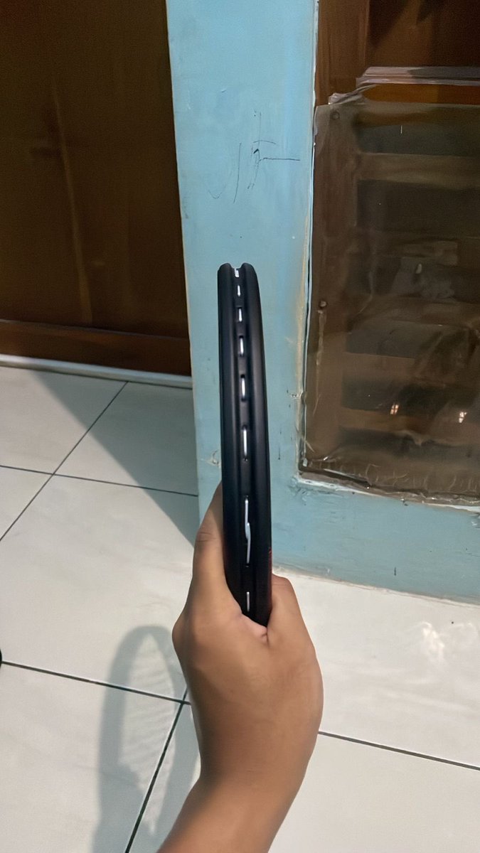 zizythecloud's tweet photo. @andhikalfariz aku jual raket tenis prince warrior 100 beli 1,8 + snar 200k, baru dipake 3x aku jual di 1,6 BOLEH NEGO YA gas 😘 https://t.co/G78IHpCgky