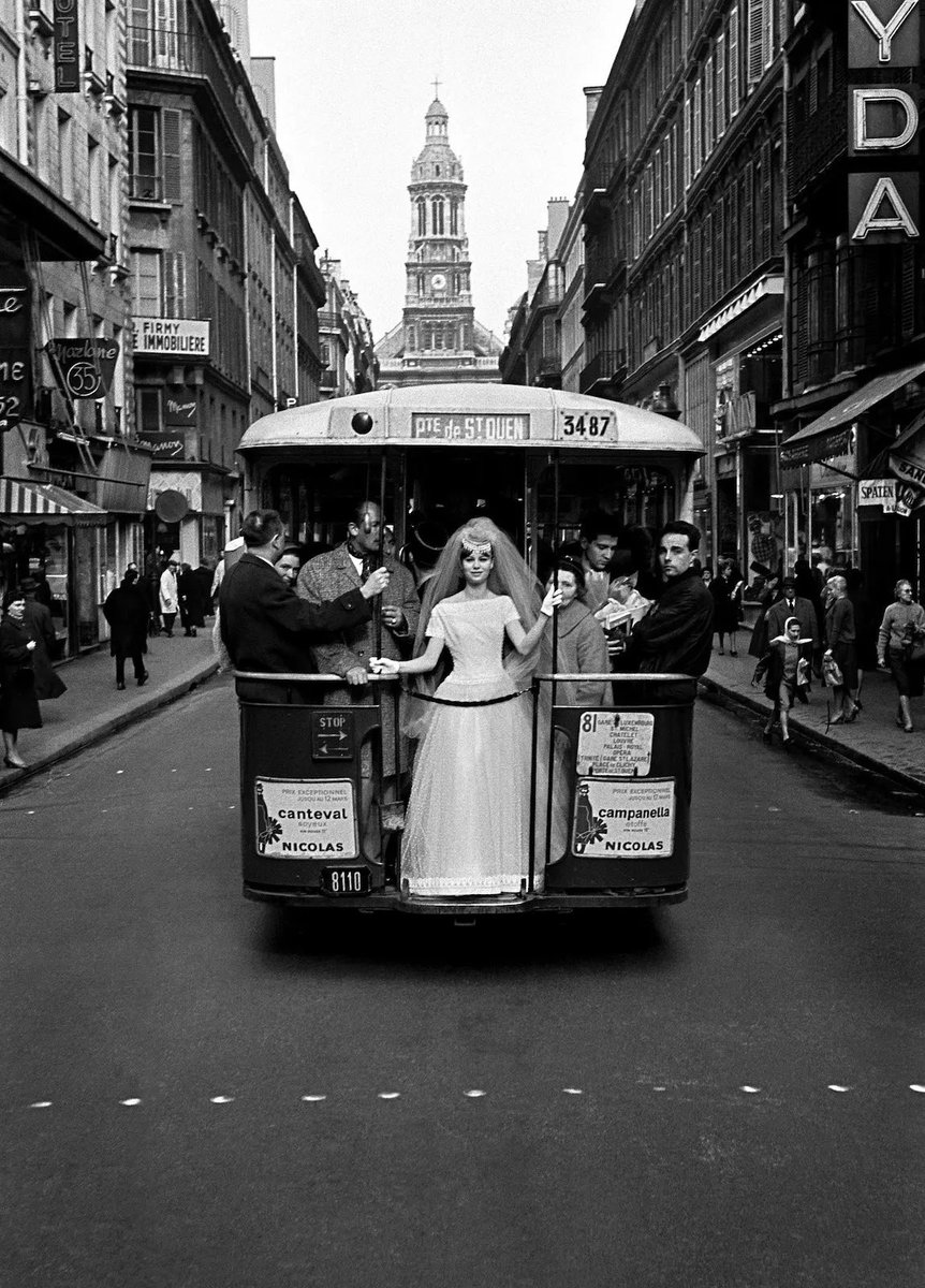 ParisAMDParis's tweet photo. 📸 Frank Horvat. 
La mariée dans le bus 
1961. Paris France https://t.co/yiXdkC5Gpa