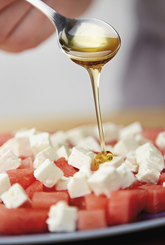 Tclcl1's tweet photo. Just found the perfect 5-minute snack combo: cold watermelon slices + salty feta crumbles. Sweet meets tangy, my taste buds are doing a happy dance! https://t.co/zAYTiwWsS3