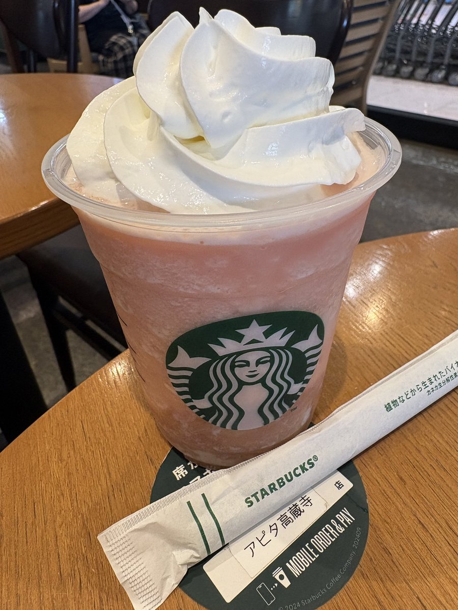 jetpowerkz's tweet photo. 今年も桃の季節がやって来ました。今回はピーチ＆ピーチミルクフラペチーノをチョイスをカスタマイズ無しで。モバイルオーダー出来なかったので聞いたら残りが少なくなってきたのでモバイルオーダー対象から外したとのことでした。 #スタバ新作 https://t.co/kg8gJJ06sI