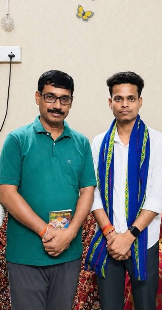 AshimDebroy8's tweet photo. অখিল ভারতীয় বিদ্যার্থী পরিষদ নব নিযুক্ত খোয়াই জেলা বিস্তারক #শ্রীযুক্ত_সুকান্ত_দাস মহোদয়ের সৌজন্য সাক্ষাৎ। 
#ভারত_মাতা_কি_জয়। 
#ABVPLONGLIVE. https://t.co/sBVXARmVBG