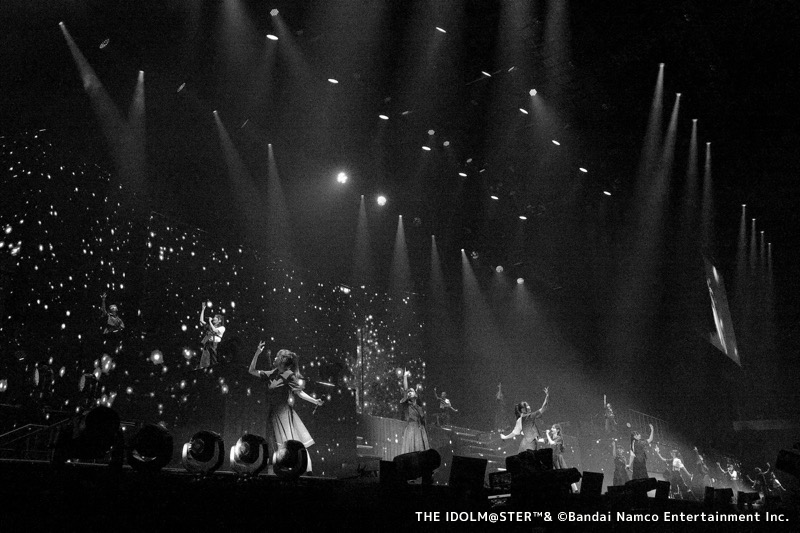 ATMforTKS's tweet photo. 一般的に　アイドルの愛や感謝はファンに伝えるものであって　「残す」のは記憶や思い出だけど
シャニマスは概念を具現化することで本質である「愛」を残そうとしている
だから観客を向かないこどもたちのパフォーマンスから愛を読み取ることができる（実際一番感じたのは恐怖だが） https://t.co/rY2owJI6el