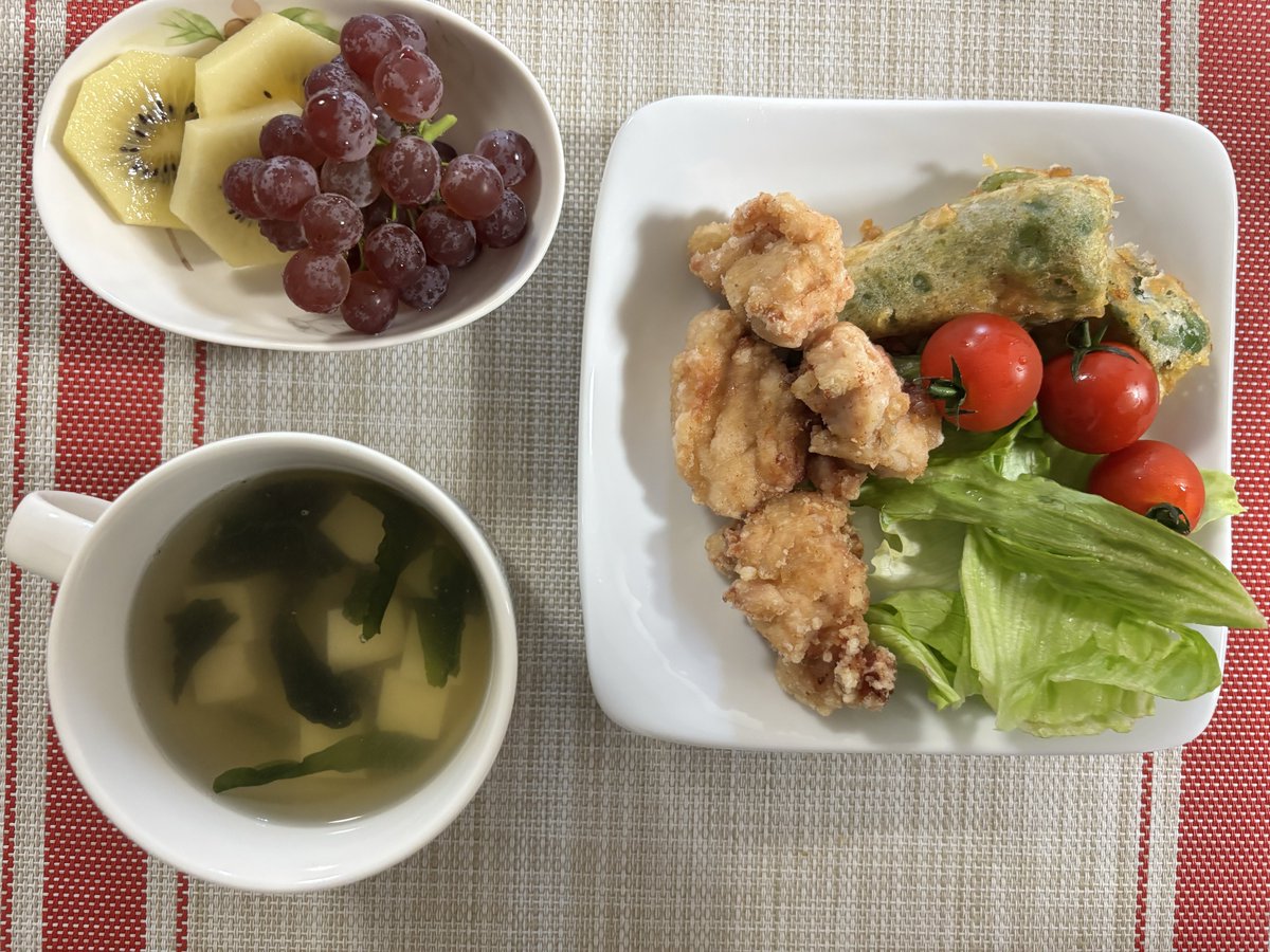 LLrubbishRR's tweet photo. 2026.6.29夕食
唐揚げ、ピーマン天ぷら、サラダ、スープ、果物 https://t.co/IQdRYh3Itx