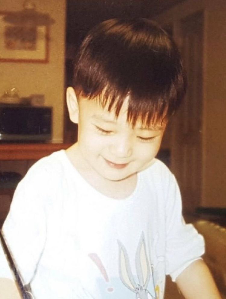 BYUNWAWA's tweet photo. แจฮยอนกู้ดบอยจริงๆ เขาปฏิบัติกับทุกคนดีมากๆ ทั้งคนขับรถ บอดี้การ์ด เมเน พนักงานร้านต่างๆ หน้ากล้องหลังกล้องเหมือนกันหมด ทุกคนที่ได้ทำงานด้วย+ได้เจอพูดเป็นเสียงเดียวกันหมดว่าแจฮยอนแสนดีมาก ฮือ ลูกชายหลานชายคนเดียวของคุณพ่อคุณแม่คุณปู่คุณย่าคุณตาคุณยาย
🫳🏻ถูกเลี้ยงมาดีอย่างสุดๆเลย♡ https://t.co/HYOtE30NcX