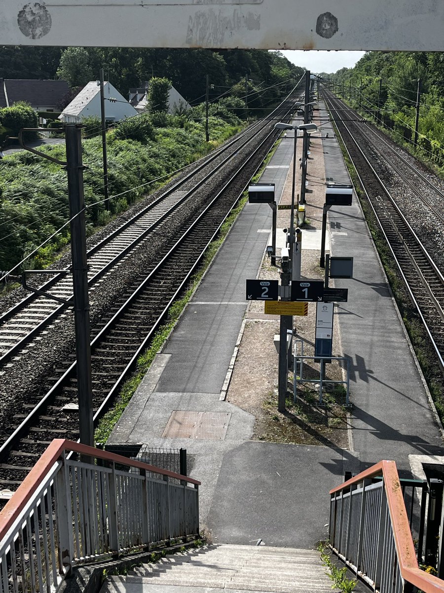 llouxdd's tweet photo. qd jv a la gare g tjr l'impression que jss seule au monde ds un apocalypse qui a rasé l'humanité mais enft jv juste prendre le rer d https://t.co/g5XvtV64Zx
