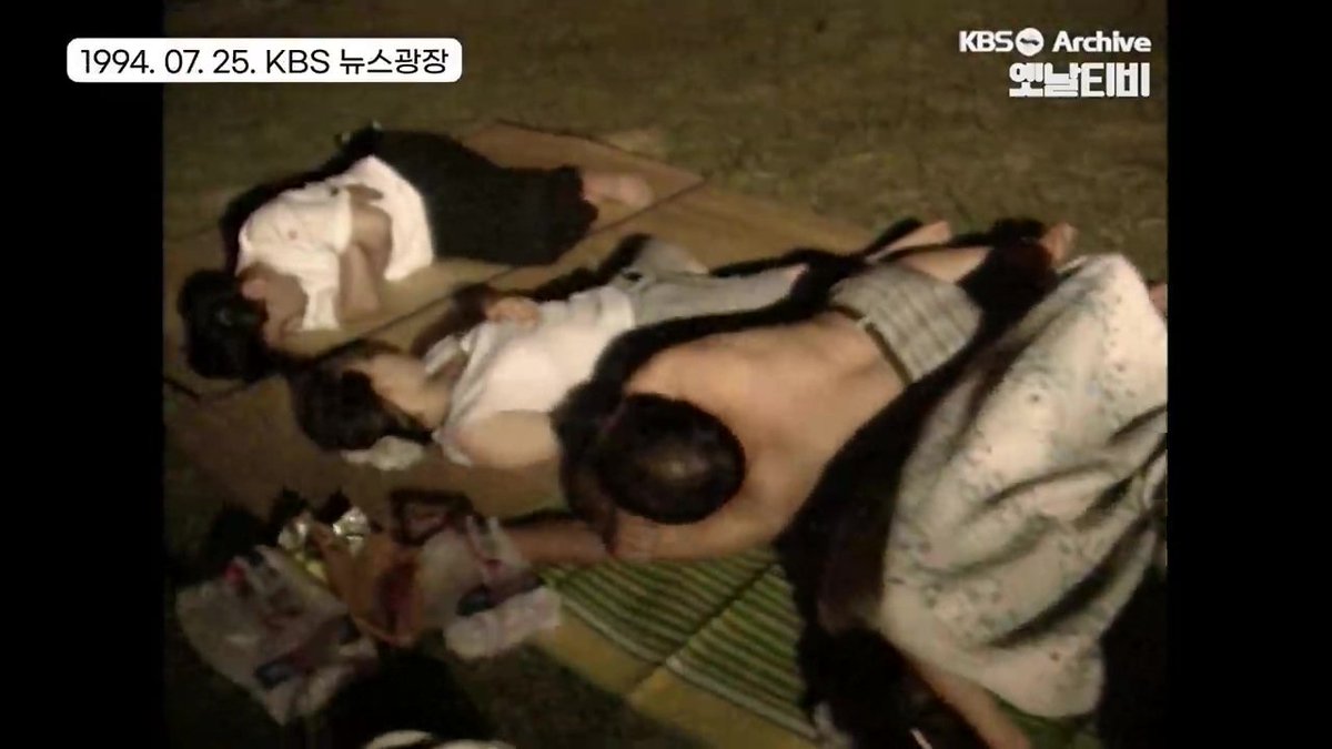 Canny_999's tweet photo. 94년이면 그렇게 먼 옛날도 아닌데 여름만 되면 너무 더워서 시민들이 길거리에서 잠을 잤다는게 존나 충격적이긴함 심지어 저때 인신매매도 존나 흔하던 시절인데 ㅋ https://t.co/ODAiwJ0DOP