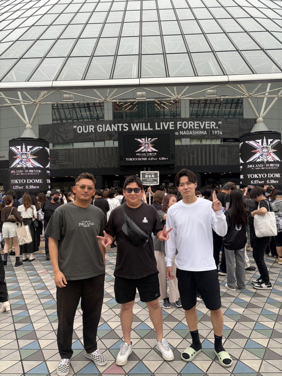FjDroo's tweet photo. 昨日はここに！

JSBのライブは何年振りか覚えてないけど最高だった😁

相変わらずガタイ良くてかっちょいいわ！ https://t.co/BcKIYgpbc5